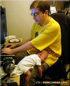 father_geek_niño en piernas